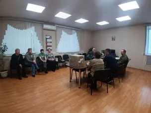 Недавно в кабинете первого заместителя главы администрации Васильева Алексея Александровича прошла встреча участника СВО Юрия П., военного комиссара округа Пескова Андрея Александровича и наших уважаемых  представителей волонтерского объединения, которые плетут маскировочные сети, браслеты, организуют сбор гуманитарной помощи для отправки в зону СВО нашим ковернинцам.